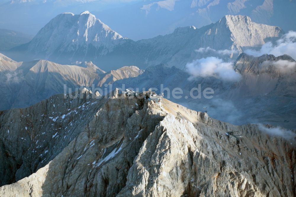 Garmisch-Partenkirchen von oben - Wolkenbedecktes Gebirgsmassiv der Zugspitze in den Alpen bei Garmisch-Partenkirchen im Bundesland Bayern