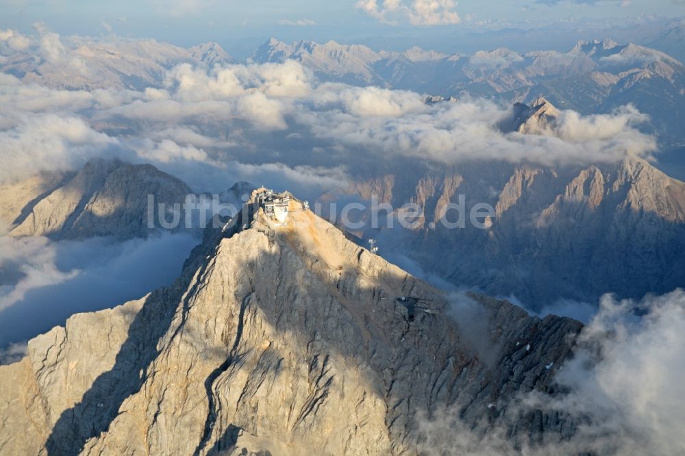 Luftbild Garmisch-Partenkirchen - Wolkenbedecktes Gebirgsmassiv der Zugspitze in den Alpen bei Garmisch-Partenkirchen im Bundesland Bayern