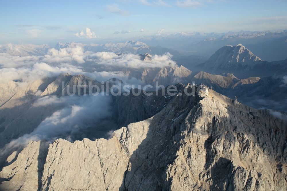 Luftbild Garmisch-Partenkirchen - Wolkenbedecktes Gebirgsmassiv der Zugspitze in den Alpen bei Garmisch-Partenkirchen im Bundesland Bayern