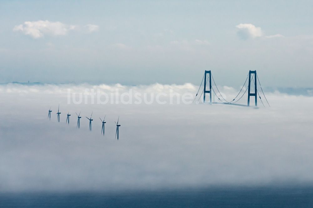 Korsoer aus der Vogelperspektive: Wolkenschicht über dem Brückenbauwerk über den Großen Belt in Korsoer in Syddanmark, Dänemark