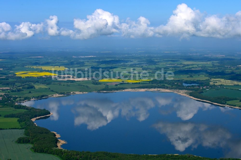 Dahmen aus der Vogelperspektive: Wolkenspiegelung auf dem See Malchiner See in Dahmen im Bundesland Mecklenburg-Vorpommern, Deutschland