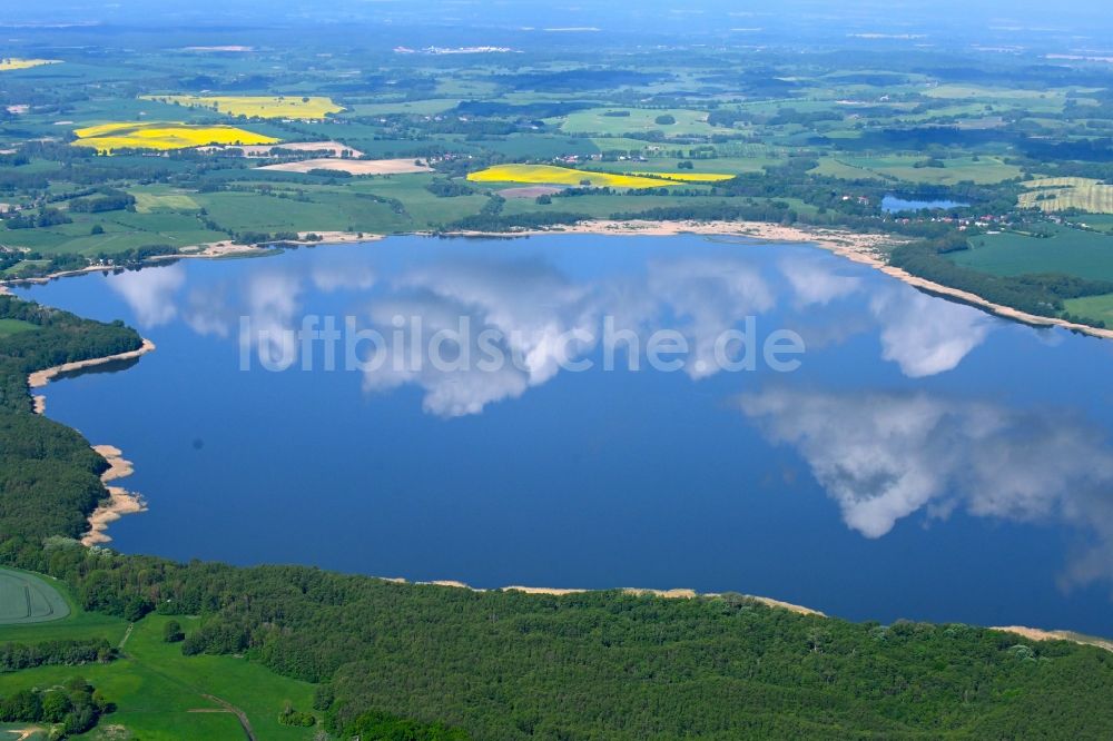 Luftaufnahme Dahmen - Wolkenspiegelung auf dem See Malchiner See in Dahmen im Bundesland Mecklenburg-Vorpommern, Deutschland
