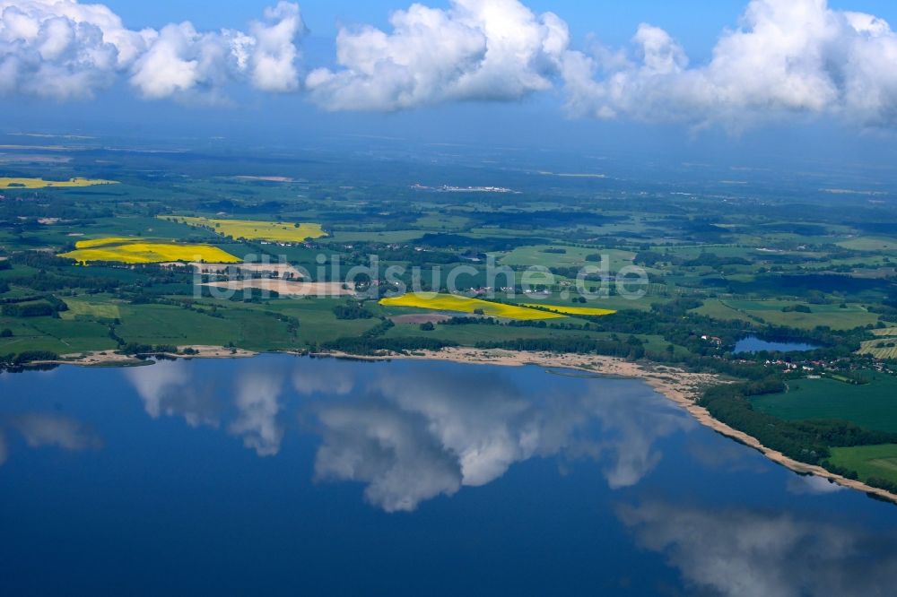 Dahmen von oben - Wolkenspiegelung auf dem See Malchiner See in Dahmen im Bundesland Mecklenburg-Vorpommern, Deutschland