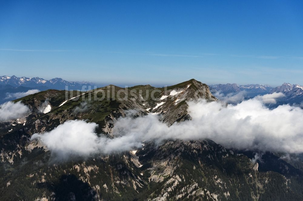 Luftaufnahme Eisenerz - Wolkenumhüllte Gipfel der Tullingeralm in den Ennstaler Alpen in der Felsen- und Berglandschaft in Eisenerz in Steiermark, Österreich