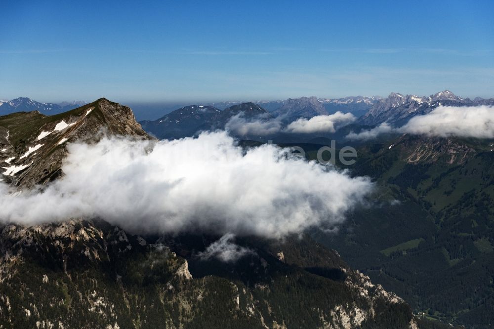 Eisenerz aus der Vogelperspektive: Wolkenumhüllte Gipfel der Tullingeralm in den Ennstaler Alpen in der Felsen- und Berglandschaft in Eisenerz in Steiermark, Österreich