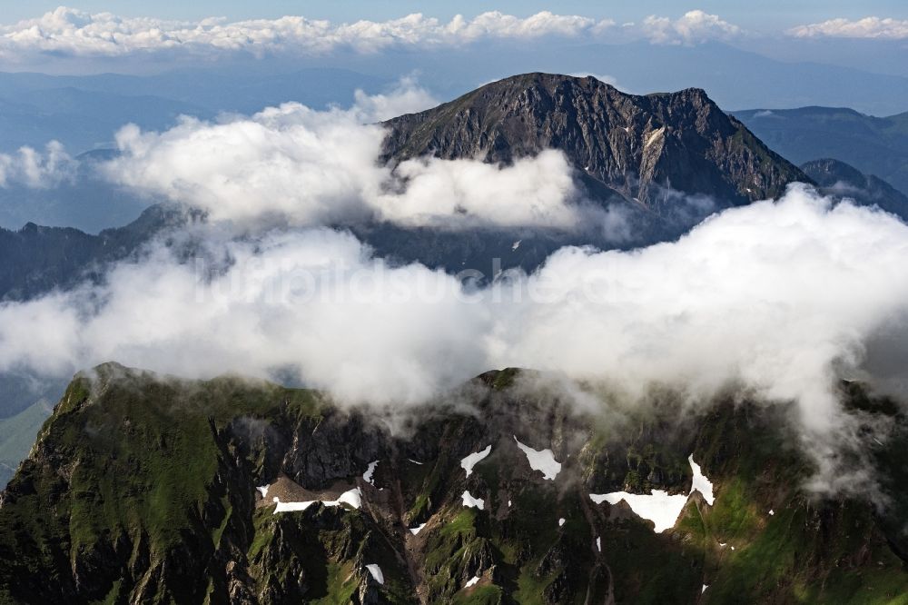 Luftbild Eisenerz - Wolkenumhüllte Gipfel der Tullingeralm in den Ennstaler Alpen in der Felsen- und Berglandschaft in Eisenerz in Steiermark, Österreich