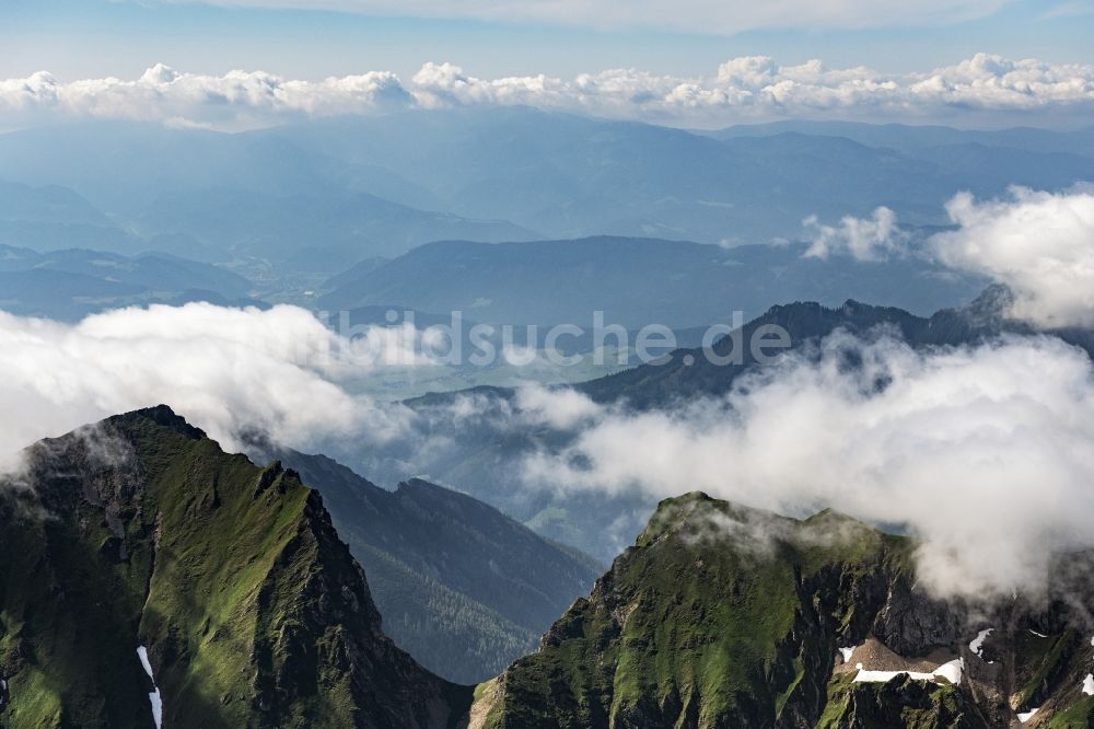 Eisenerz von oben - Wolkenumhüllte Gipfel der Tullingeralm in den Ennstaler Alpen in der Felsen- und Berglandschaft in Eisenerz in Steiermark, Österreich