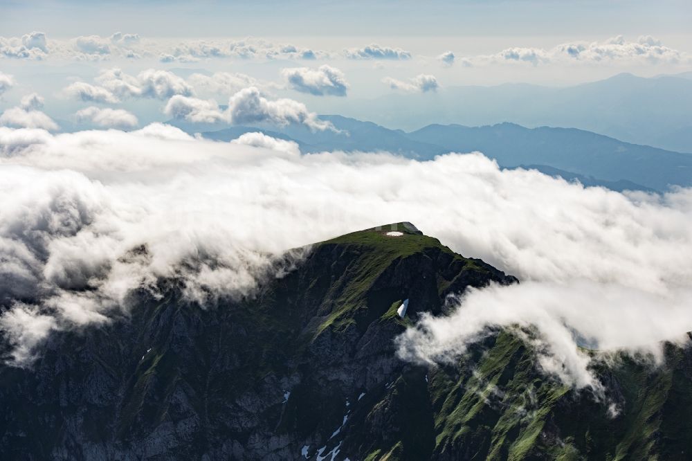 Luftbild Eisenerz - Wolkenumhüllte Gipfel der Tullingeralm in den Ennstaler Alpen in der Felsen- und Berglandschaft in Eisenerz in Steiermark, Österreich
