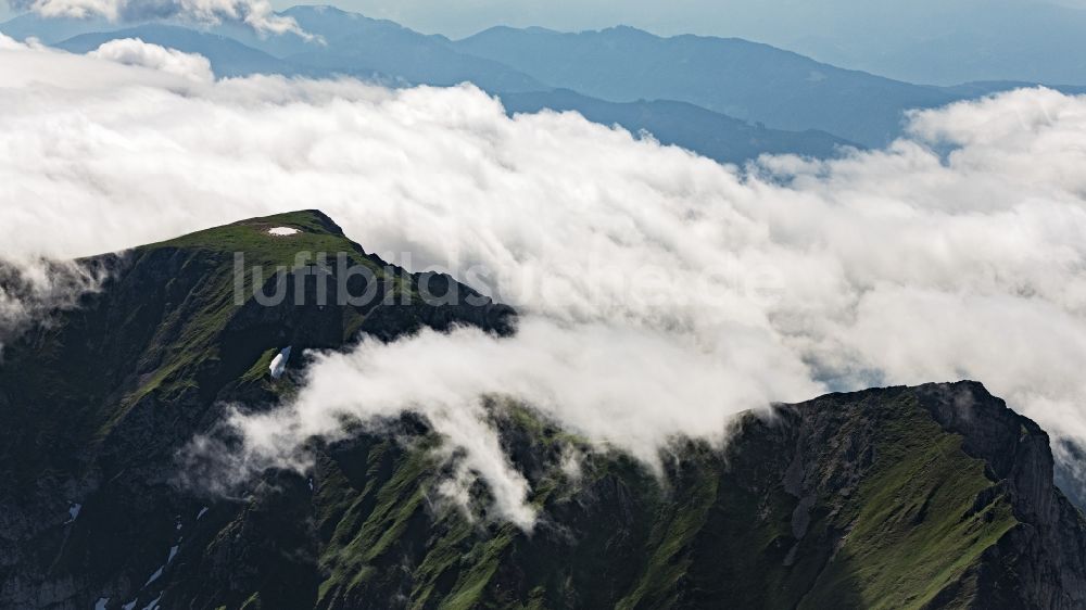 Luftaufnahme Eisenerz - Wolkenumhüllte Gipfel der Tullingeralm in den Ennstaler Alpen in der Felsen- und Berglandschaft in Eisenerz in Steiermark, Österreich