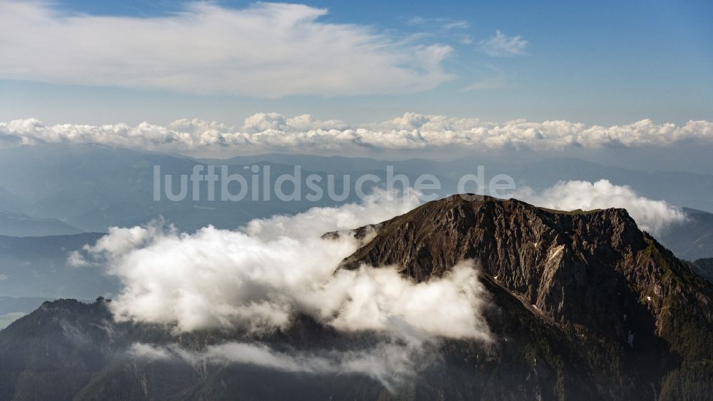 Eisenerz von oben - Wolkenumhüllte Gipfel der Tullingeralm in den Ennstaler Alpen in der Felsen- und Berglandschaft in Eisenerz in Steiermark, Österreich