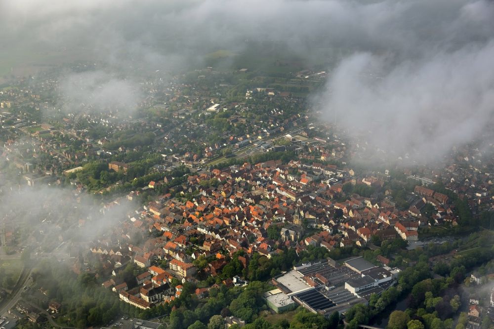 Warendorf von oben - Wolkenverhangene Altstadt und Innenstadt am Zentrum in Warendorf im Bundesland Nordrhein-Westfalen