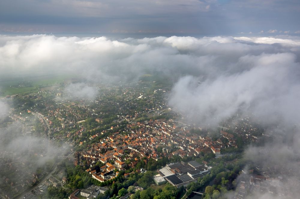 Warendorf aus der Vogelperspektive: Wolkenverhangene Altstadt und Innenstadt am Zentrum in Warendorf im Bundesland Nordrhein-Westfalen