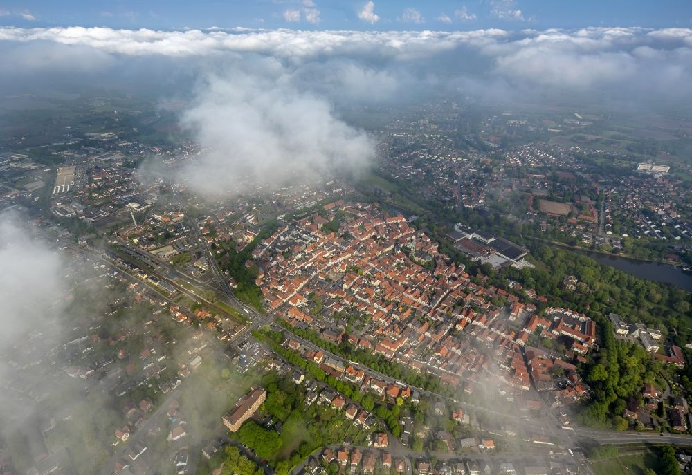 Luftaufnahme Warendorf - Wolkenverhangene Altstadt und Innenstadt am Zentrum in Warendorf im Bundesland Nordrhein-Westfalen