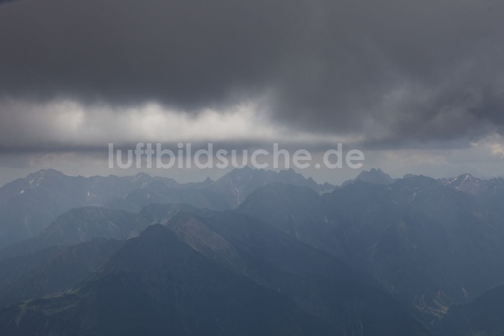 Pians aus der Vogelperspektive: Wolkenverhangene Landschaft der Lechtaler Alpen bei Pians in Tyrol in Österreich