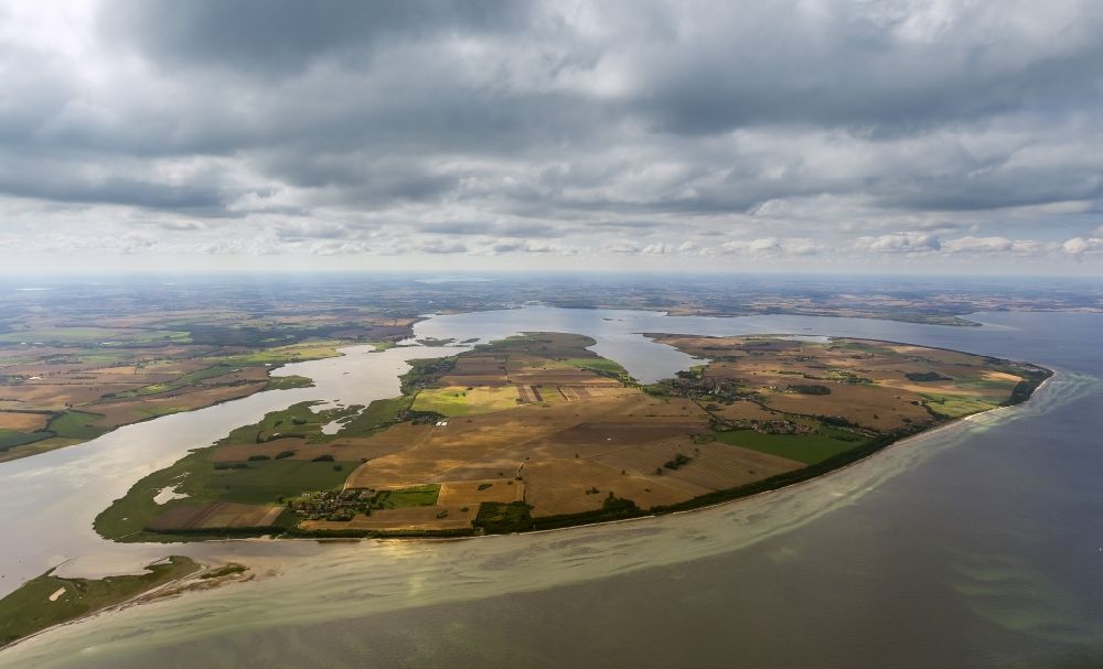 Luftbild Insel Poel - Wolkenverhangene Landschaft der Ostseeküste auf der Insel Poel im Bundesland Mecklenburg-Vorpommern