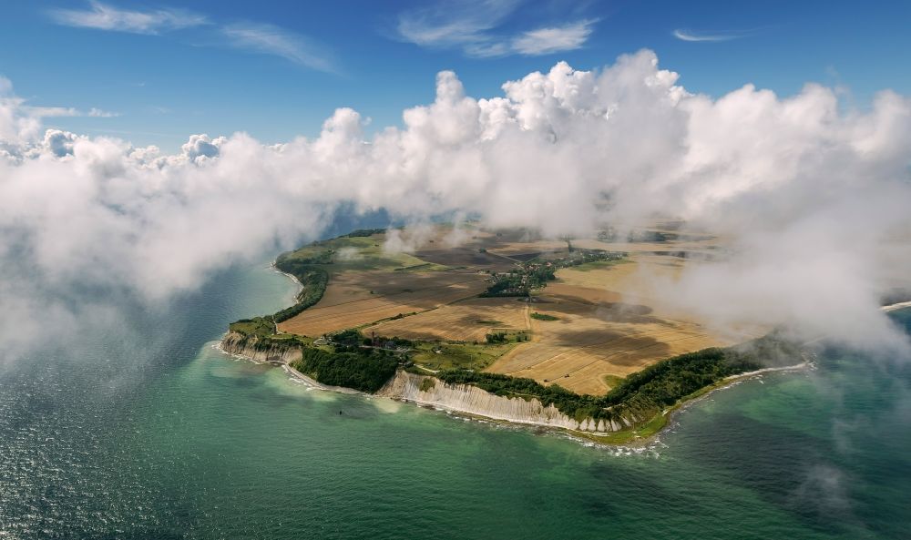 Luftaufnahme Putgarten - Wolkenverhangene Landschaft der Ostseeküste Kap Arkona auf der Insel Rügen im Bundesland Mecklenburg-Vorpommern