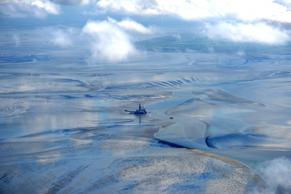 Friedrichskoog aus der Vogelperspektive: Wolkenverhangener Blick auf das Ölfeld Mittelplate im Wattenmeer im Bundesland Schleswig-Holstein
