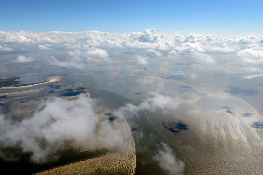 Luftbild Friedrichskoog - Wolkenverhangener Blick auf das Ölfeld Mittelplate im Wattenmeer im Bundesland Schleswig-Holstein