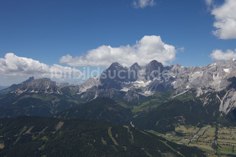 Innsbruck von oben - Wolkenverhangener Gebirgszug der Alpen westlich von Innsbruck in Österreich