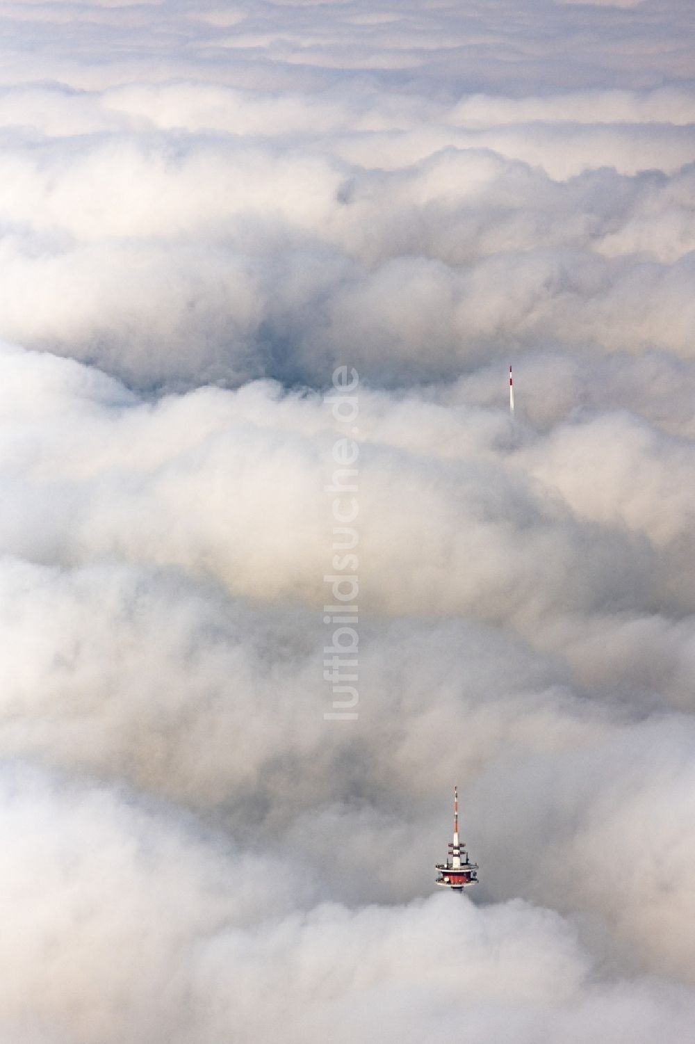 Burgsalach aus der Vogelperspektive: Wolkenverhüllter Fernmeldeturm und Fernsehturm in Burgsalach im Bundesland Bayern, Deutschland