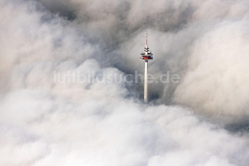 Luftbild Burgsalach - Wolkenverhüllter Fernmeldeturm und Fernsehturm in Burgsalach im Bundesland Bayern, Deutschland