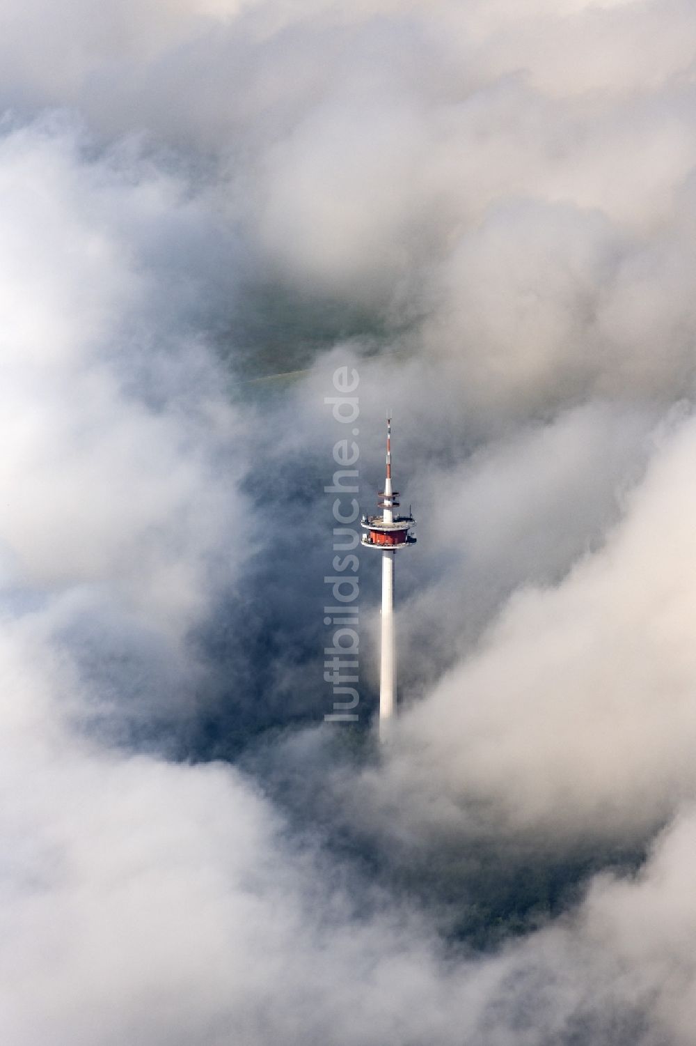 Luftaufnahme Burgsalach - Wolkenverhüllter Fernmeldeturm und Fernsehturm in Burgsalach im Bundesland Bayern, Deutschland
