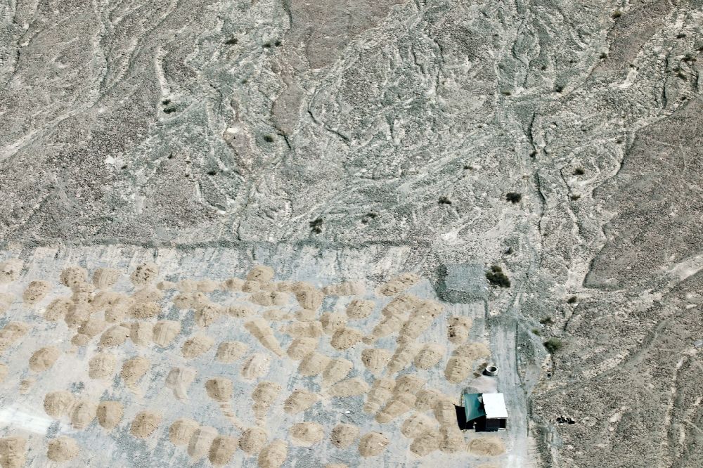 Luftaufnahme Nasca - Wüsten- Landschaft mit Hütte in Nasca in Ica, Peru,