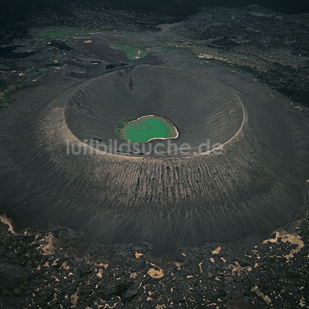 Danakil Wüste von oben - Wüsten-Landschaft mit Vulkan in Danakil Wüste in Afar, Äthiopien