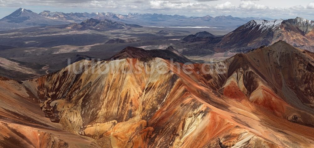 Cerros de Visviri aus der Vogelperspektive: Wüsten- Landschaft und Vulkanwüste in dem Gebirgszug der Anden in Cerros de Visviri, Chile