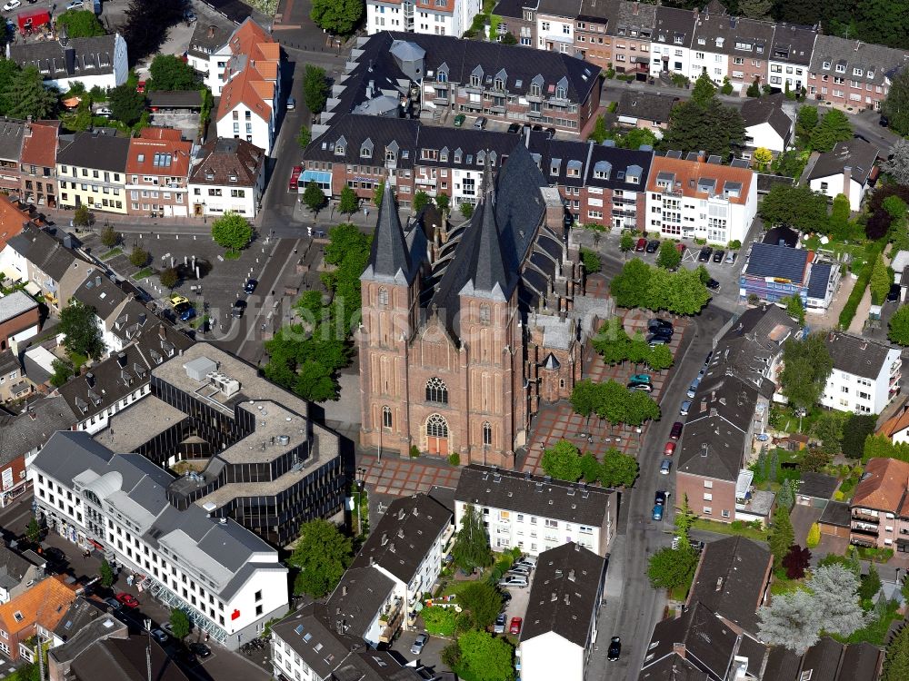 Xanten von oben - Xantener Dom in Stadt Xanten am Niederrhein im Bundesland Nordrhein-Westfalen