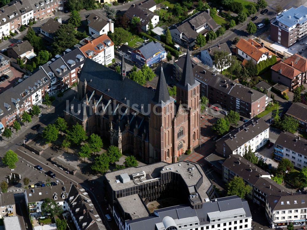Xanten aus der Vogelperspektive: Xantener Dom in Stadt Xanten am Niederrhein im Bundesland Nordrhein-Westfalen