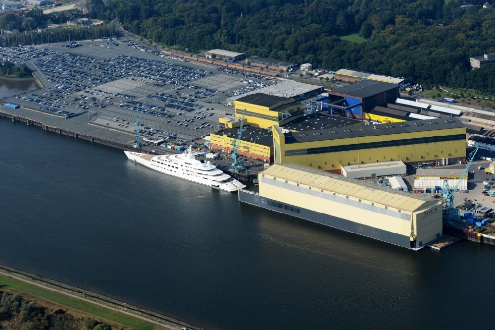 Bremen aus der Vogelperspektive: Yacht Azzam auf dem Fluss Weser vor der Werft des Herstellers Lürssen beim Stadtteil Vegesack in Bremen