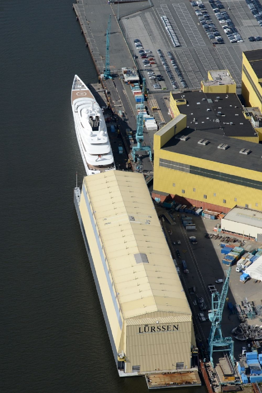 Luftbild Bremen - Yacht Azzam auf dem Fluss Weser vor der Werft des Herstellers Lürssen beim Stadtteil Vegesack in Bremen
