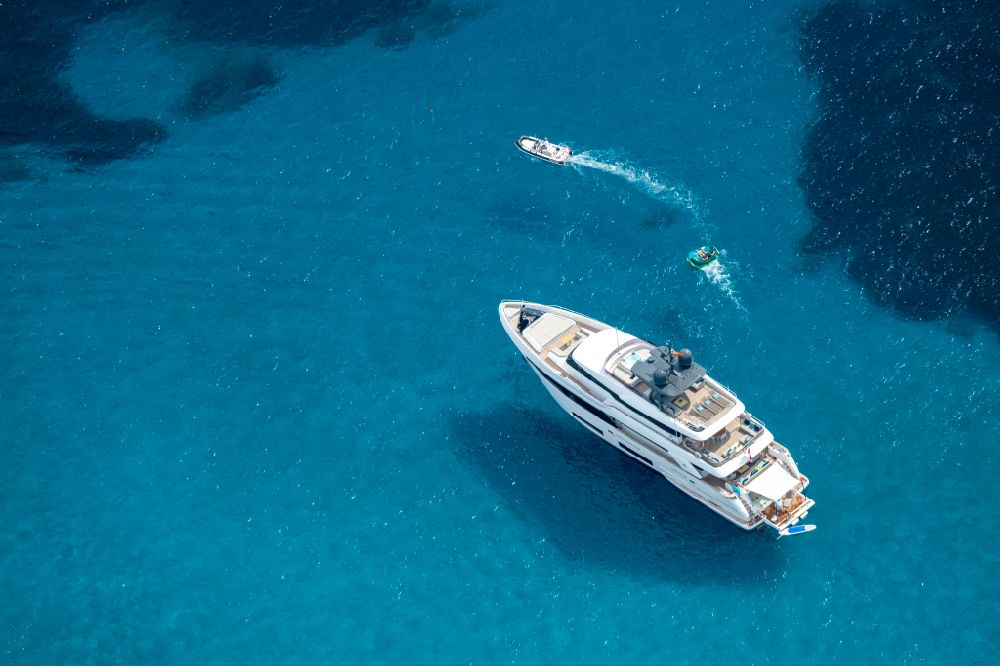 Luftbild Peguera - Yacht auf dem Meer in Peguera in Balearische Inseln, Spanien
