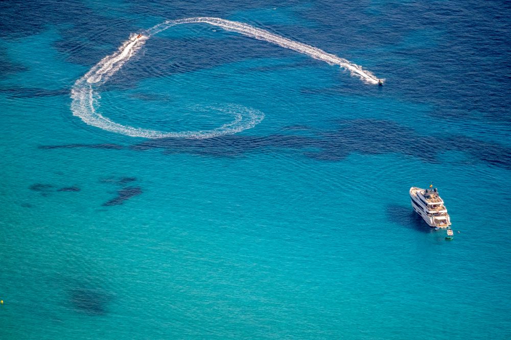 Luftbild Peguera - Yacht auf dem Meer in Peguera in Balearische Inseln, Spanien