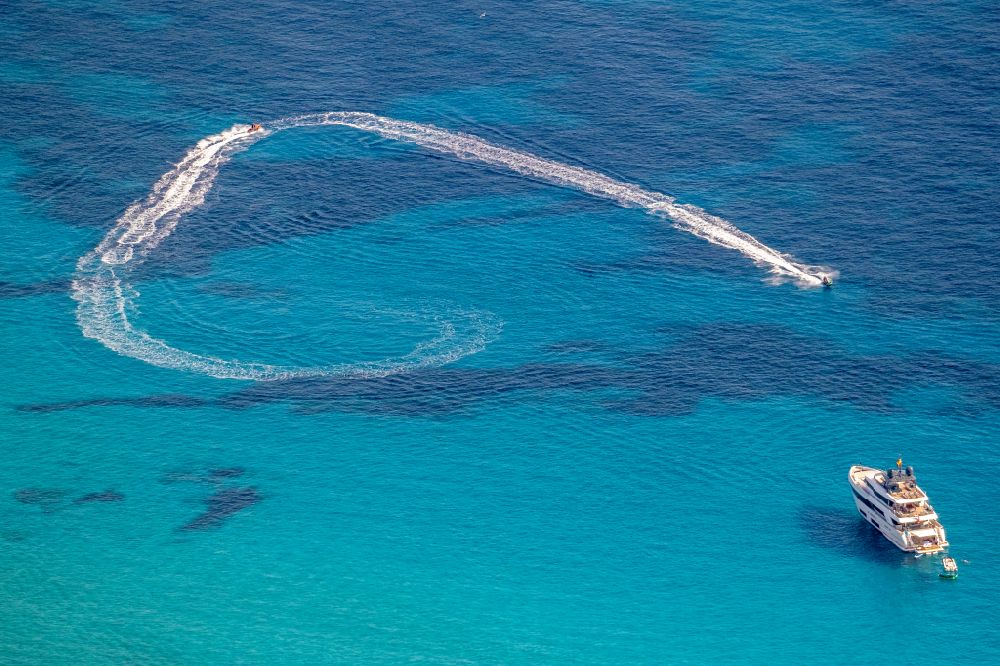 Luftaufnahme Peguera - Yacht auf dem Meer in Peguera in Balearische Inseln, Spanien