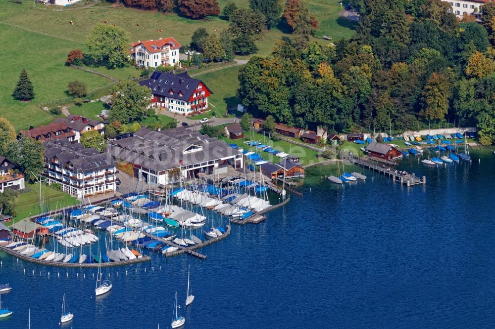 Pöcking von oben - Yachtclub und Yachthafen mit Sportboot- Anlegestellen und Bootsliegeplätzen am Ufer des Starnberger Sees in Possenhofen im Bundesland Bayern, Deutschland