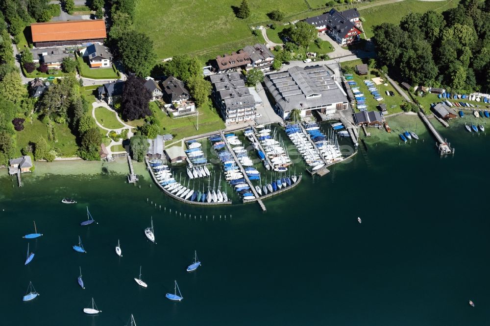 Luftaufnahme Pöcking - Yachtclub und Yachthafen mit Sportboot- Anlegestellen und Bootsliegeplätzen am Ufer des Starnberger Sees in Possenhofen im Bundesland Bayern, Deutschland