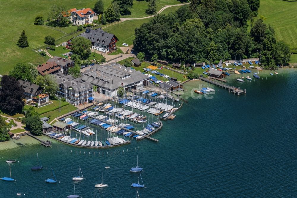 Luftbild Pöcking - Yachtclub und Yachthafen mit Sportboot- Anlegestellen und Bootsliegeplätzen am Ufer des Starnberger Sees in Possenhofen im Bundesland Bayern, Deutschland