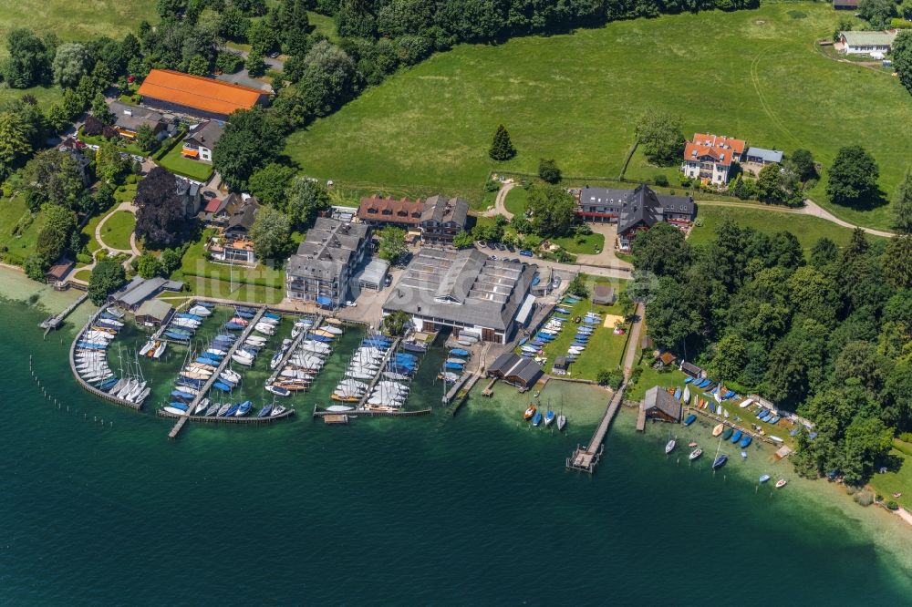 Pöcking von oben - Yachtclub und Yachthafen mit Sportboot- Anlegestellen und Bootsliegeplätzen am Ufer des Starnberger Sees in Possenhofen im Bundesland Bayern, Deutschland