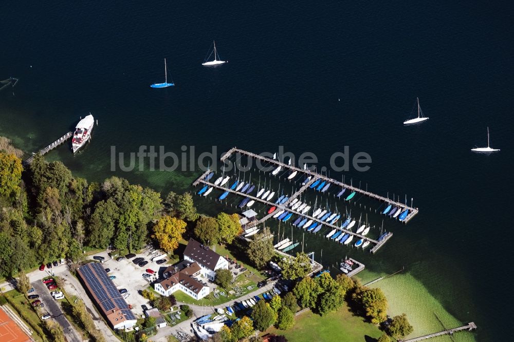 Tutzing von oben - Yachtclub und Yachthafen mit Sportboot- Anlegestellen und Bootsliegeplätzen am Ufer des Starnberger Sees in Tutzing im Bundesland Bayern, Deutschland