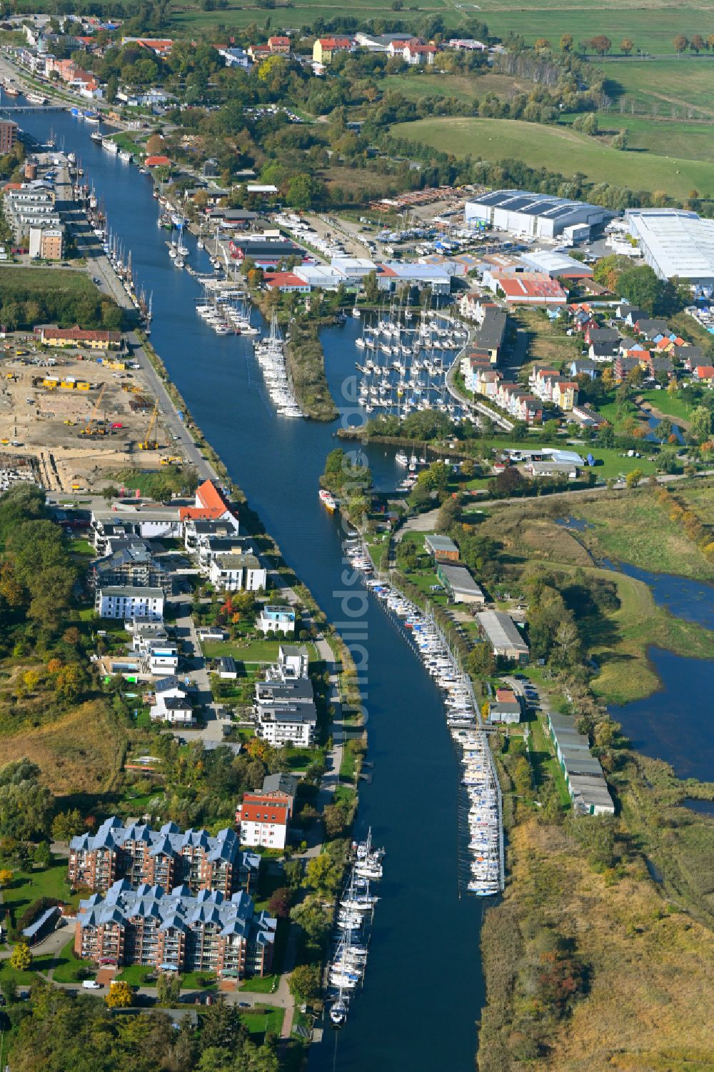 Luftaufnahme Hansestadt Greifswald - Yachthafen mit Anlegestellen und Bootsliegeplätzen in Greifswald im Bundesland Mecklenburg-Vorpommern, Deutschland