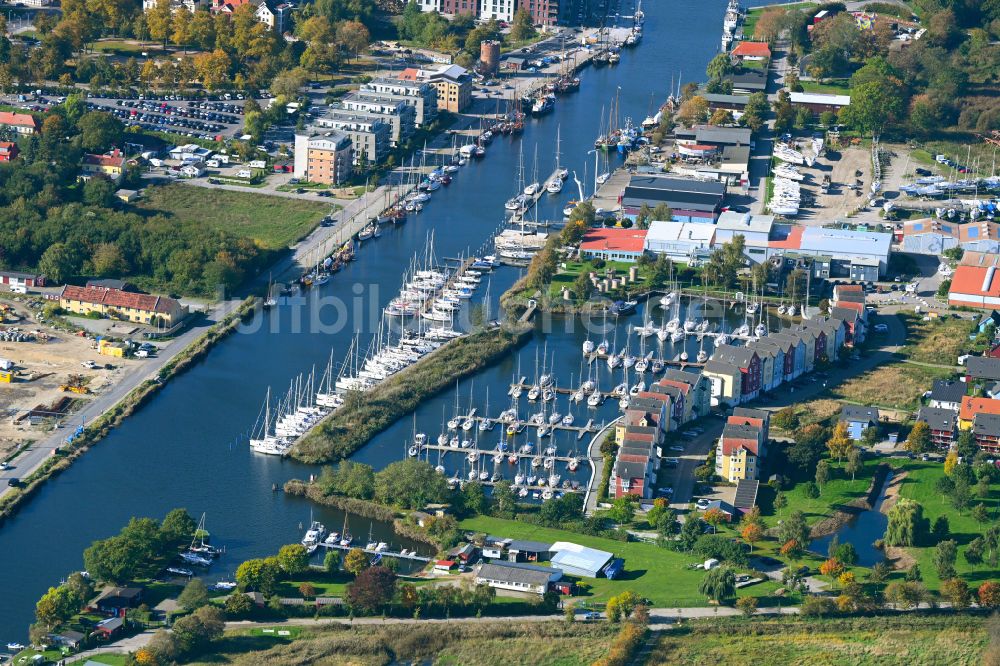 Hansestadt Greifswald aus der Vogelperspektive: Yachthafen mit Anlegestellen und Bootsliegeplätzen in Greifswald im Bundesland Mecklenburg-Vorpommern, Deutschland