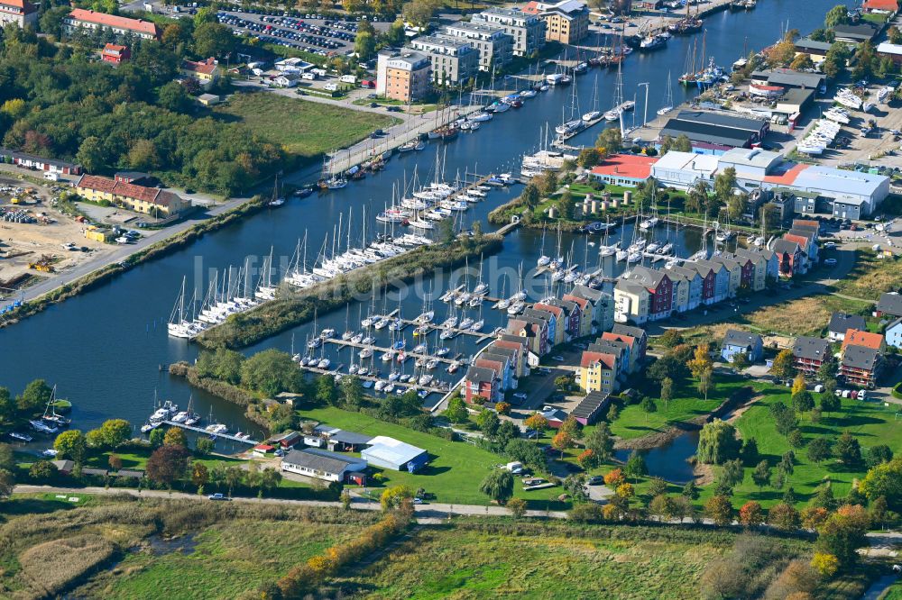 Luftbild Hansestadt Greifswald - Yachthafen mit Anlegestellen und Bootsliegeplätzen in Greifswald im Bundesland Mecklenburg-Vorpommern, Deutschland