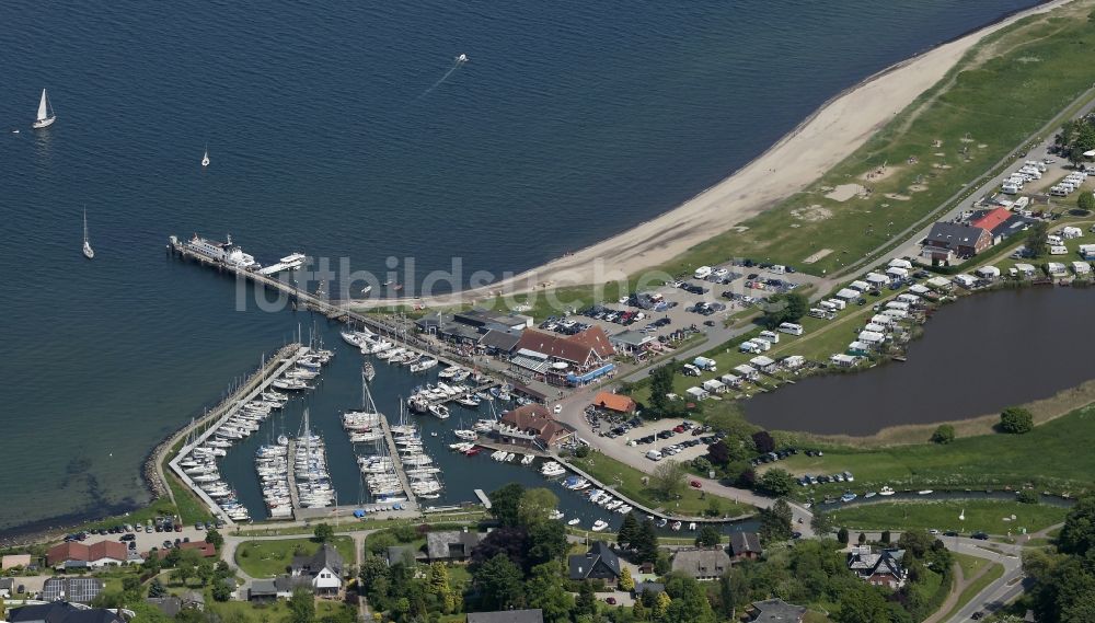 Langballig von oben - Yachthafen mit Bootsliegeplätzen und Dampferbrücke am Uferbereich Langballigau in Langballig im Bundesland Schleswig-Holstein