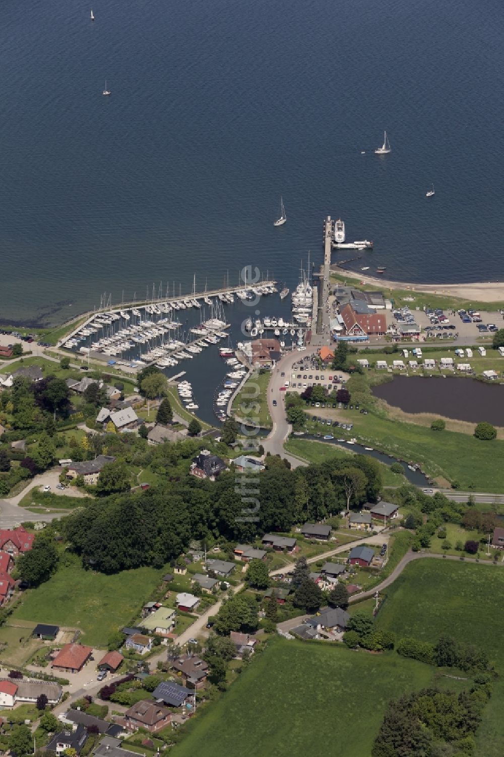 Langballig aus der Vogelperspektive: Yachthafen mit Bootsliegeplätzen am Uferbereich Langballigau in Langballig im Bundesland Schleswig-Holstein