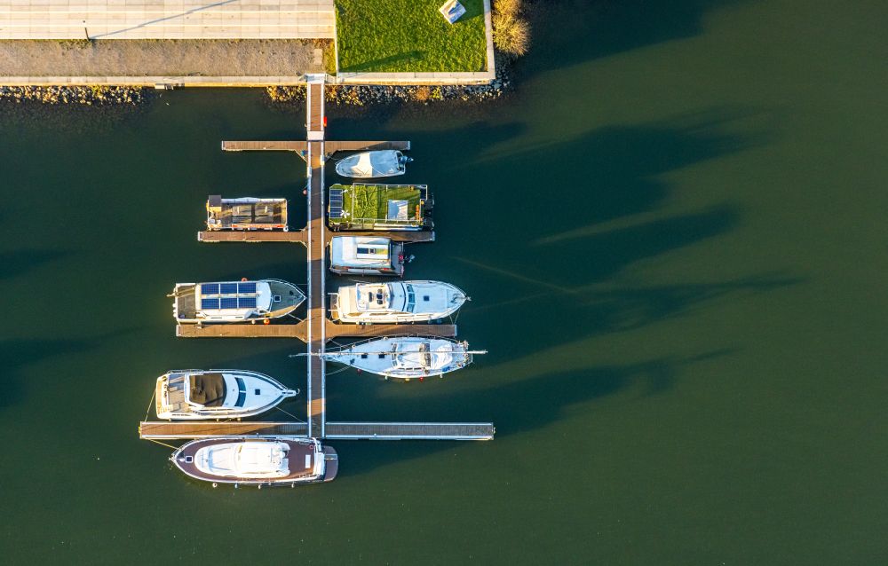 Luftbild Gelsenkirchen - Yachthafen mit Bootsliegeplätzen am Uferbereich des Rhein-Herne-Kanal in Gelsenkirchen im Bundesland Nordrhein-Westfalen