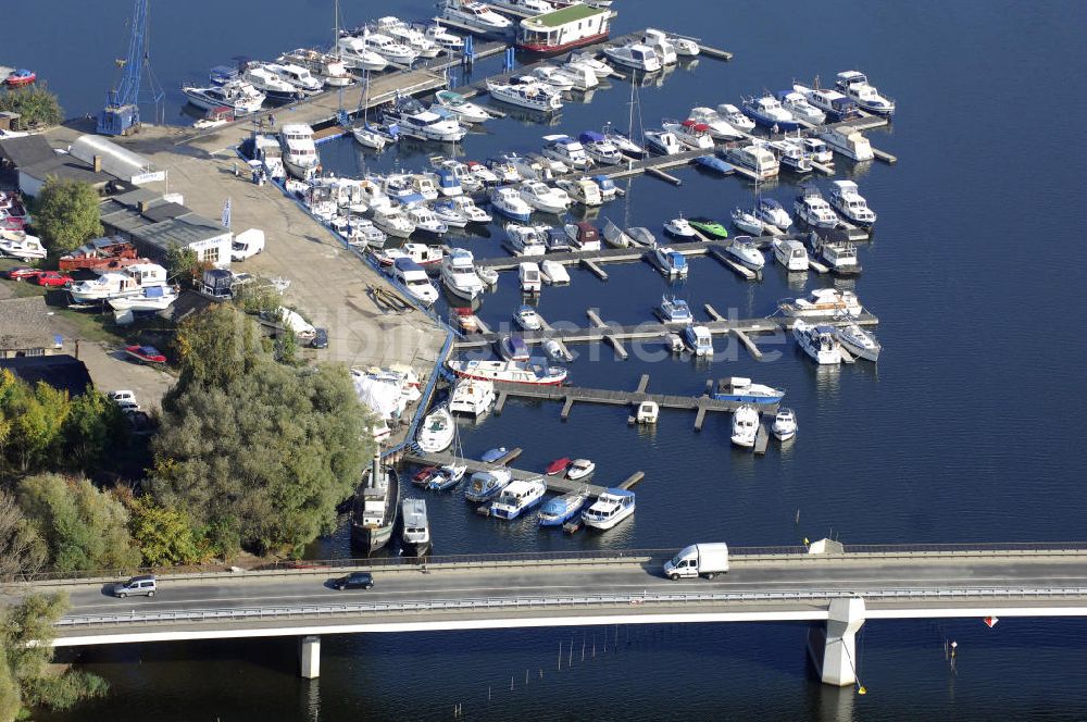 Plaue von oben - Yachthafen des Camping- und Ferienparks am Plauer See in Brandenburg