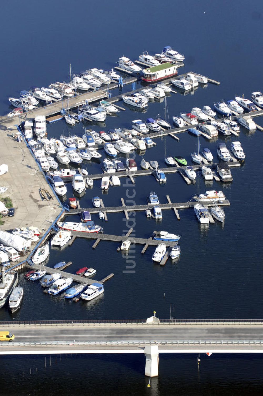 Plaue aus der Vogelperspektive: Yachthafen des Camping- und Ferienparks am Plauer See in Brandenburg