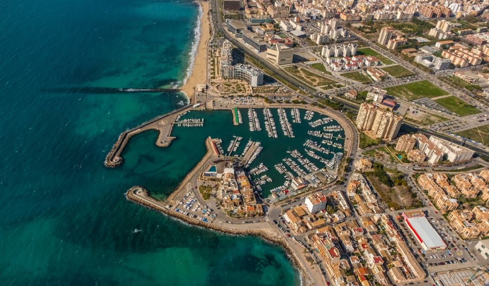 Palma von oben - Yachthafen an der Carrer Joan Maragall im Ortsteil El Molinar in Palma in Balearische Insel Mallorca, Spanien